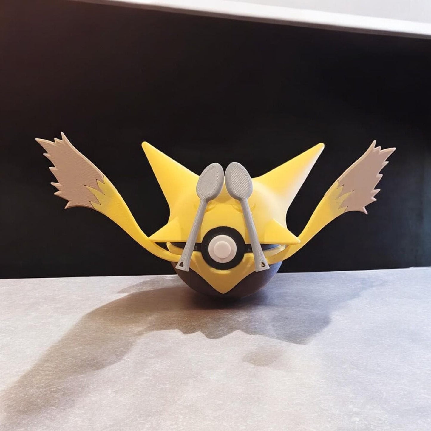 Alakazam Themed Monster Ball – Unique Pokémon-Inspired Collectible | 3D Printed Display Pokeball