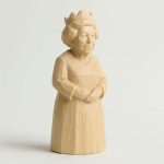 Wood Carved-Like Queen Figurine in White Oak Finish - 3D Printed in Canada (White Oak)