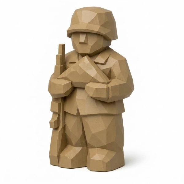 Figurine commémorative sculptée façon bois