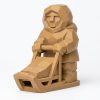 Figurine de meneur de traîneau à chiens sculptée façon bois