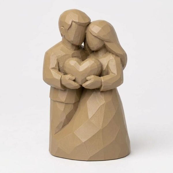 Figurine couple tenant un cœur