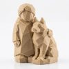 Figurine de la complicité sculptée façon bois
