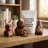 Ensemble figurine gâteau au chocolat fondant