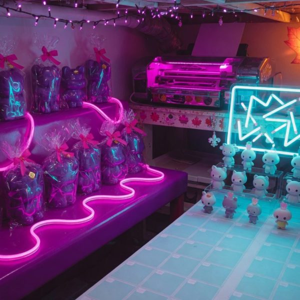 Figurines 3D kawaii en néon synthwave, cadeaux emballés d’un côté et grille de catalogue de l’autre